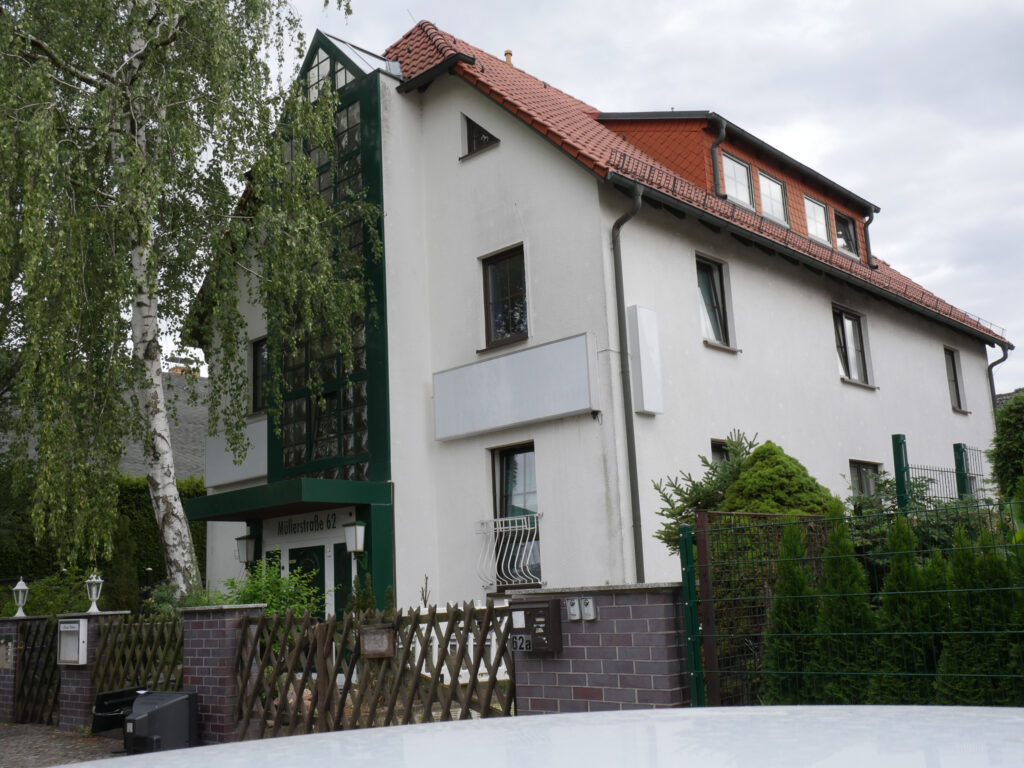 TWG Müllerstraße von außen. weißes Haus mit rotem Spitzdach