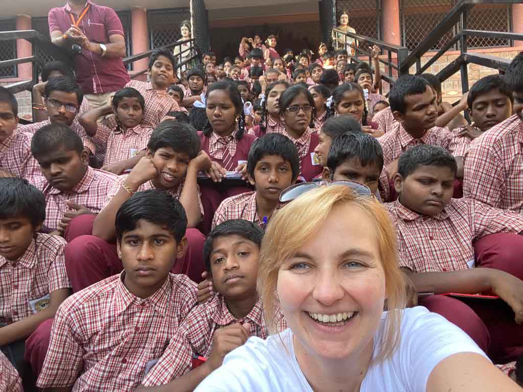 Internationale Hilfe Selfie von Ulrike Gobes mit vielen Schülern in weinroter Schuluniform