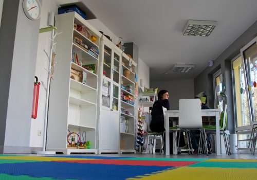 Bücherregale, davor ein großer Tisch im Kindercafé