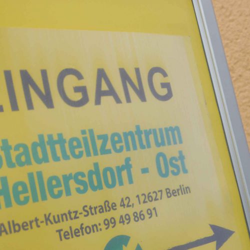Schild auf dem steht "Eingang Stadtteilzentrum Hellersdorf-Ost"