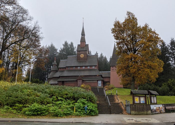 Betreute Reise Harz. Sicht auf die Stabkirche Hahnenklee